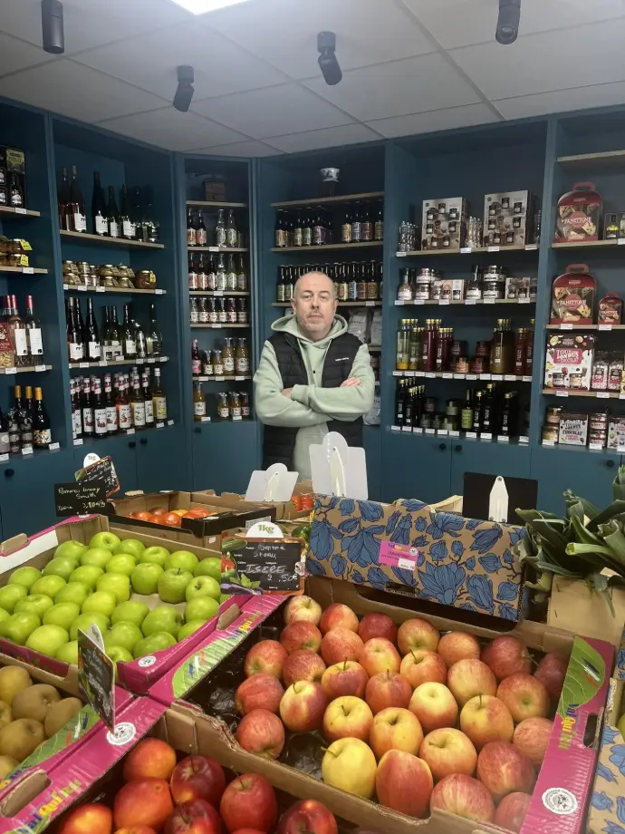 Gérant de La Halle Gourmande au rayon fruits et légumes frais