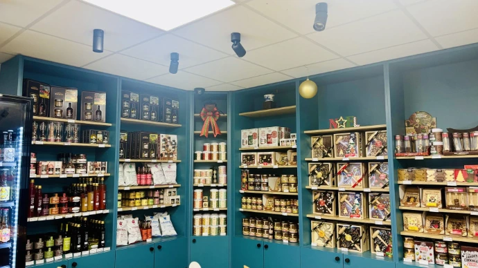 Rayonnages d'épicerie fine et produits régionaux dans le magasin