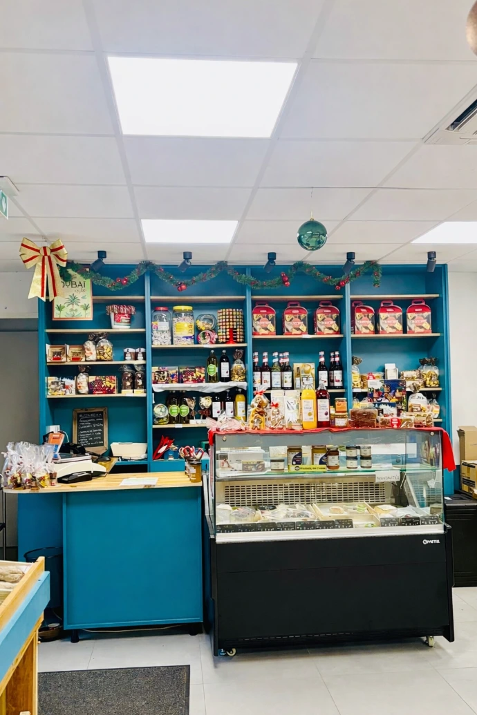 Vue intérieure de l'épicerie et du comptoir d'accueil