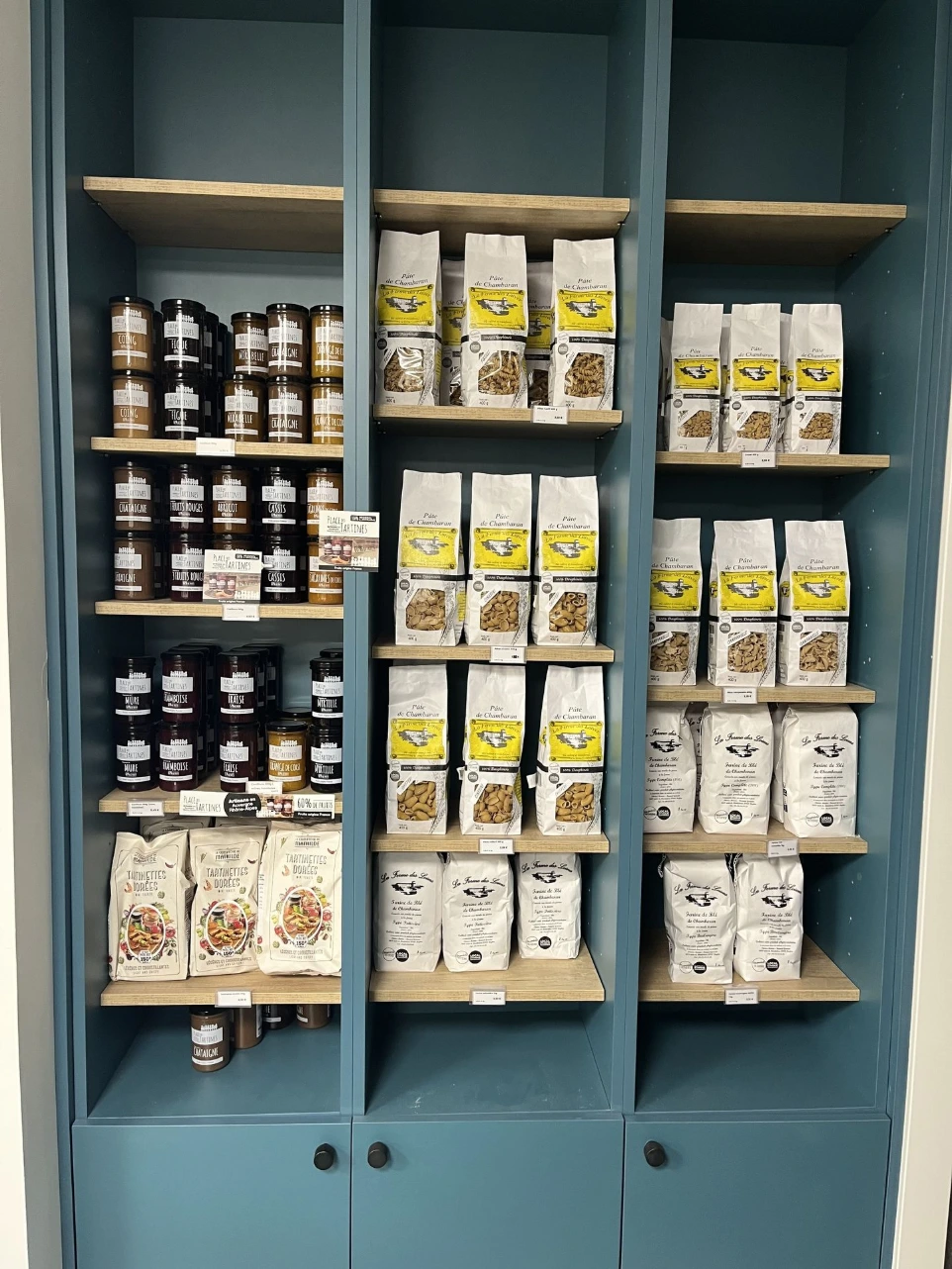 Rayon épicerie : soupes, bocaux et conserves artisanales locales