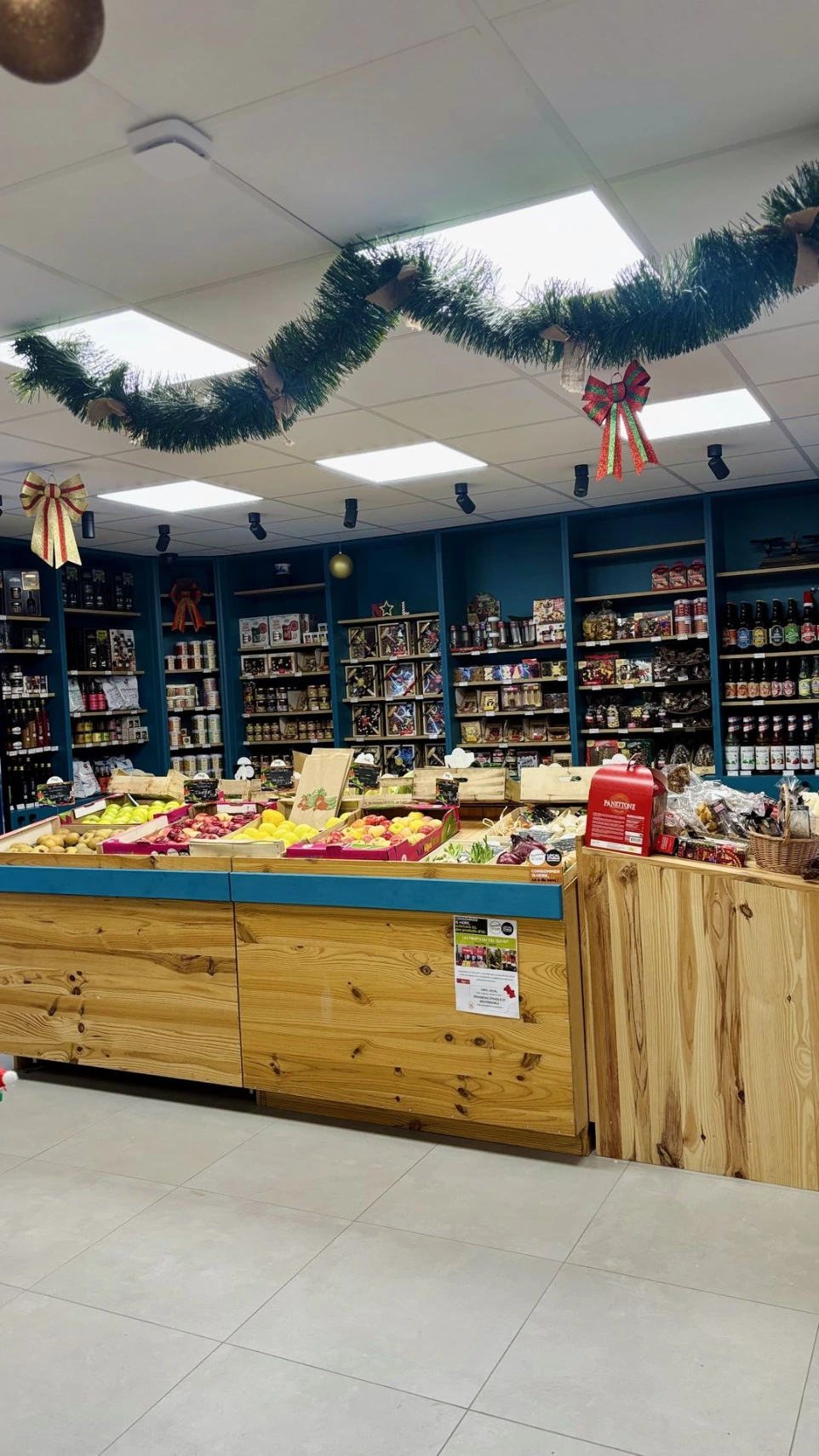 Vue d'ensemble des rayons épicerie fine et fruits et légumes