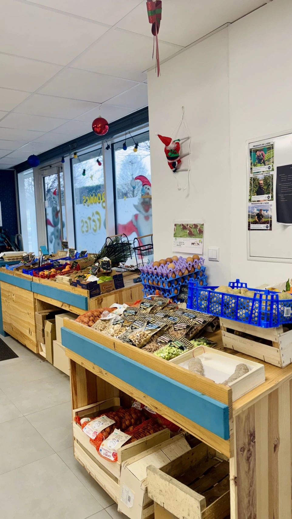 Allée du magasin avec produits régionaux et étals en bois