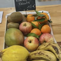Corbeille de fruits frais de saison et exotiques prête à déguster