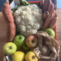 Panier de légumes et fruits de saison : chou-fleur, carottes et pommes